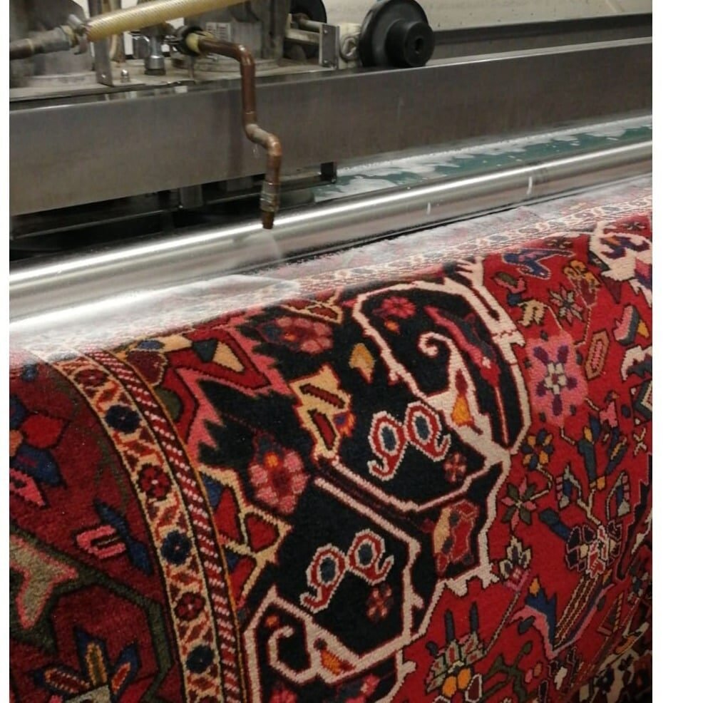 Tappeto persiano durante il lavaggio nel nostro laboratorio