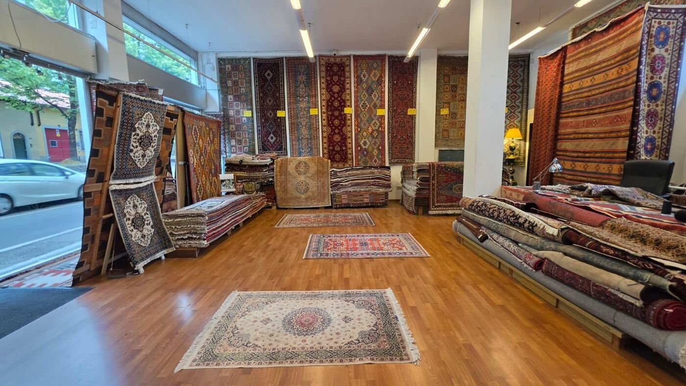 Pile di tappeti e kilim nella collezione del negozio
