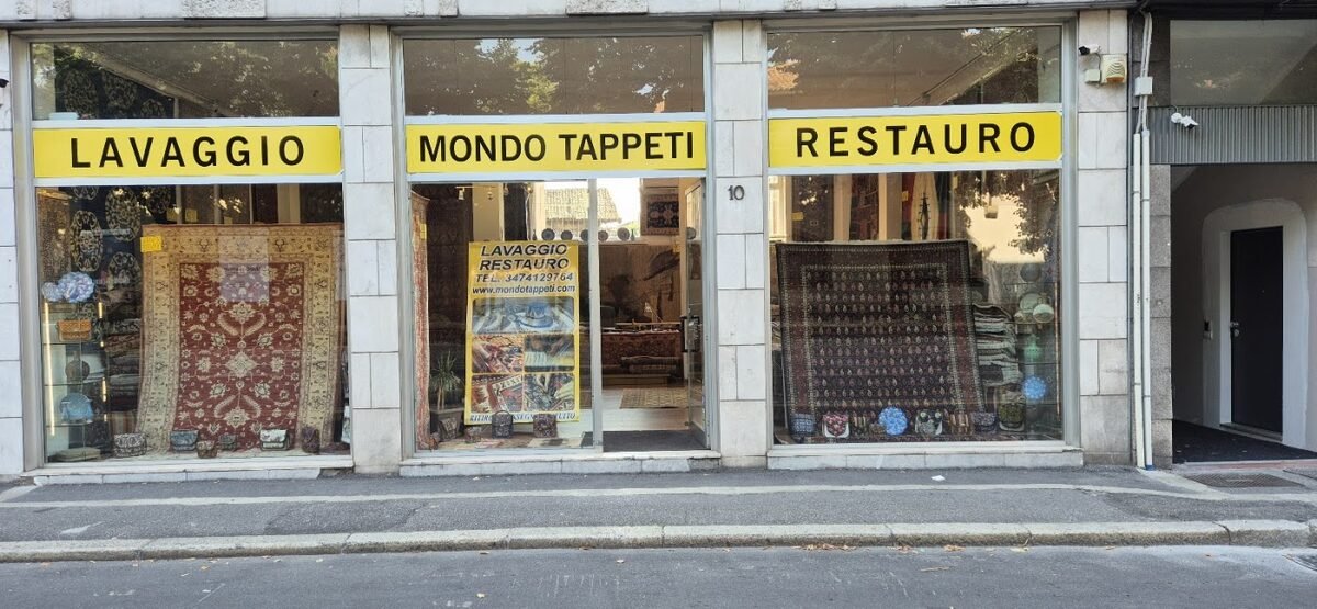 La facciata del negozio con le insegne lavaggio e restauro